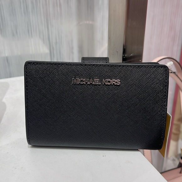 MICHAEL KORS
Medium Crossgrain Leather Wallet
Black 
NWT - Picture 13 of 16